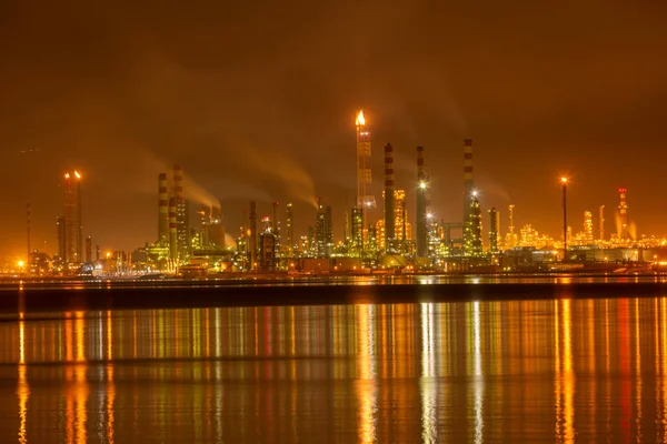 İzmit, Kocaeli, Türkiye 'deki TÜPRAS (Türk Petrol Rafineri Şirketi). TÜPRAS tesislerinin gün batımı görüntüsü.