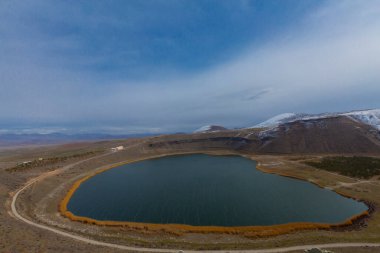 Narlgl 'ın genel görünüşü, kalp şeklinde, bulut ve karla kaplı..
