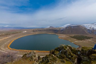 Narlgl 'ın genel görünüşü, kalp şeklinde, bulut ve karla kaplı..