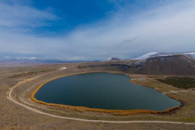Narlgl 'ın genel görünüşü, kalp şeklinde, bulut ve karla kaplı..