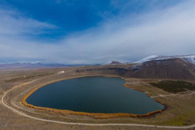 Narlgl 'ın genel görünüşü, kalp şeklinde, bulut ve karla kaplı..