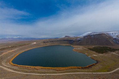 Narlgl 'ın genel görünüşü, kalp şeklinde, bulut ve karla kaplı..
