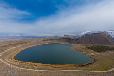 Narlgl 'ın genel görünüşü, kalp şeklinde, bulut ve karla kaplı..