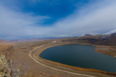 Narlgl 'ın genel görünüşü, kalp şeklinde, bulut ve karla kaplı..