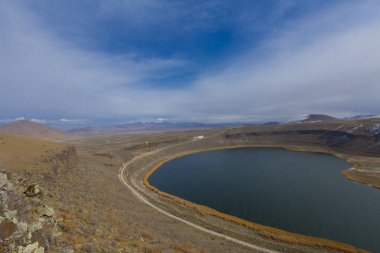 Narlgl 'ın genel görünüşü, kalp şeklinde, bulut ve karla kaplı..