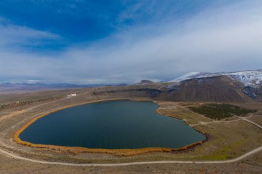 Narlgl 'ın genel görünüşü, kalp şeklinde, bulut ve karla kaplı..