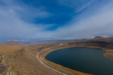 Narlgl 'ın genel görünüşü, kalp şeklinde, bulut ve karla kaplı..
