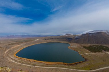 Narlgl 'ın genel görünüşü, kalp şeklinde, bulut ve karla kaplı..