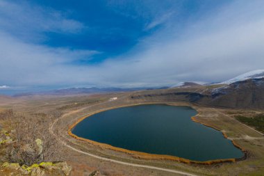 Narlgl 'ın genel görünüşü, kalp şeklinde, bulut ve karla kaplı..