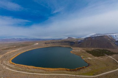 Narlgl 'ın genel görünüşü, kalp şeklinde, bulut ve karla kaplı..