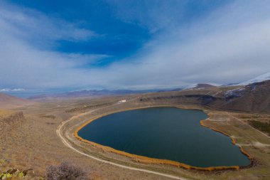 Narlgl 'ın genel görünüşü, kalp şeklinde, bulut ve karla kaplı..