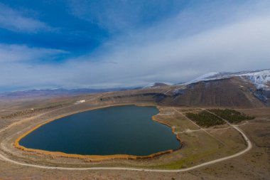 Narlgl 'ın genel görünüşü, kalp şeklinde, bulut ve karla kaplı..