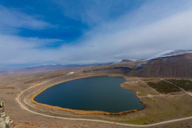 Narlgl 'ın genel görünüşü, kalp şeklinde, bulut ve karla kaplı..