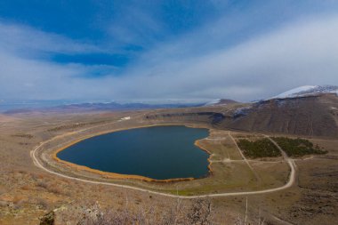 Narlgl 'ın genel görünüşü, kalp şeklinde, bulut ve karla kaplı..