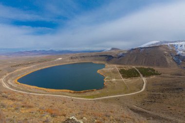 Narlgl 'ın genel görünüşü, kalp şeklinde, bulut ve karla kaplı..