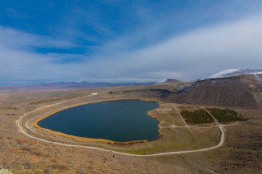 Narlgl 'ın genel görünüşü, kalp şeklinde, bulut ve karla kaplı..