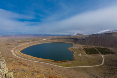 Narlgl 'ın genel görünüşü, kalp şeklinde, bulut ve karla kaplı..