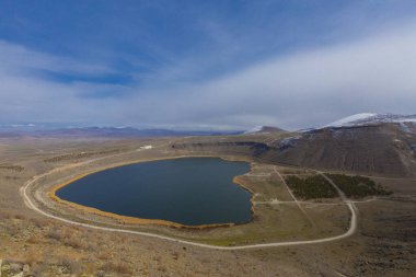 Narlgl 'ın genel görünüşü, kalp şeklinde, bulut ve karla kaplı..