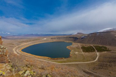 Narlgl 'ın genel görünüşü, kalp şeklinde, bulut ve karla kaplı..