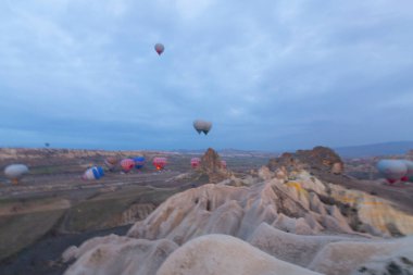 Renkli sıcak hava balonları önce denize indirmek içinde Göreme Milli Parkı, Kapadokya, Türkiye