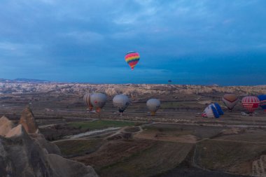 Renkli sıcak hava balonları önce denize indirmek içinde Göreme Milli Parkı, Kapadokya, Türkiye