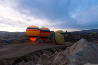 Renkli sıcak hava balonları önce denize indirmek içinde Göreme Milli Parkı, Kapadokya, Türkiye