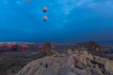 Renkli sıcak hava balonları önce denize indirmek içinde Göreme Milli Parkı, Kapadokya, Türkiye