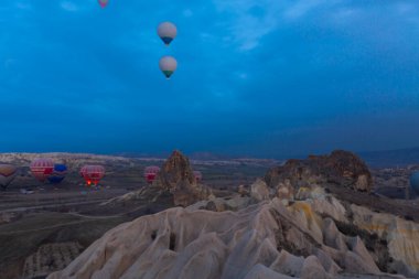 Renkli sıcak hava balonları önce denize indirmek içinde Göreme Milli Parkı, Kapadokya, Türkiye