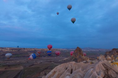 Renkli sıcak hava balonları önce denize indirmek içinde Göreme Milli Parkı, Kapadokya, Türkiye