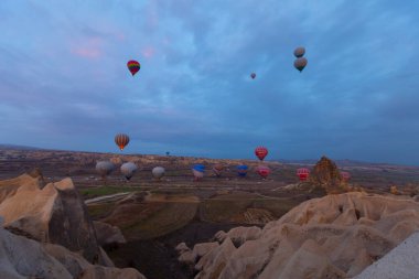 Renkli sıcak hava balonları önce denize indirmek içinde Göreme Milli Parkı, Kapadokya, Türkiye