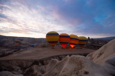 Renkli sıcak hava balonları önce denize indirmek içinde Göreme Milli Parkı, Kapadokya, Türkiye