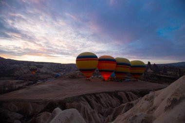 Renkli sıcak hava balonları önce denize indirmek içinde Göreme Milli Parkı, Kapadokya, Türkiye
