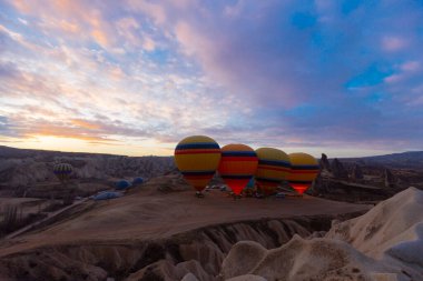 Renkli sıcak hava balonları önce denize indirmek içinde Göreme Milli Parkı, Kapadokya, Türkiye