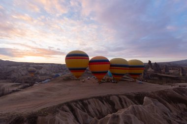 Renkli sıcak hava balonları önce denize indirmek içinde Göreme Milli Parkı, Kapadokya, Türkiye