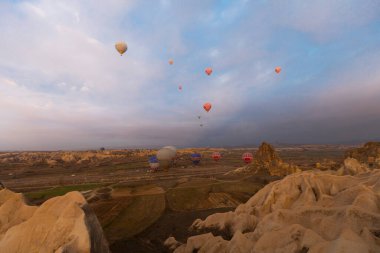 Renkli sıcak hava balonları önce denize indirmek içinde Göreme Milli Parkı, Kapadokya, Türkiye