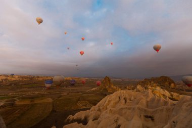 Renkli sıcak hava balonları önce denize indirmek içinde Göreme Milli Parkı, Kapadokya, Türkiye