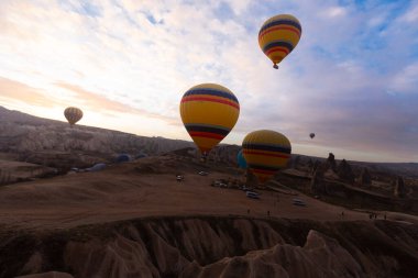 Renkli sıcak hava balonları önce denize indirmek içinde Göreme Milli Parkı, Kapadokya, Türkiye