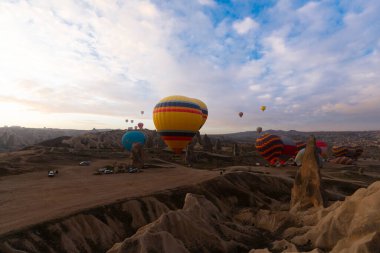 Renkli sıcak hava balonları önce denize indirmek içinde Göreme Milli Parkı, Kapadokya, Türkiye