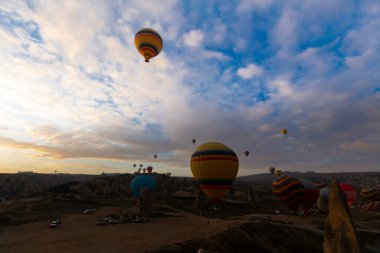 Renkli sıcak hava balonları önce denize indirmek içinde Göreme Milli Parkı, Kapadokya, Türkiye