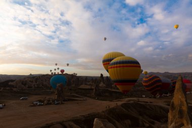 Renkli sıcak hava balonları önce denize indirmek içinde Göreme Milli Parkı, Kapadokya, Türkiye