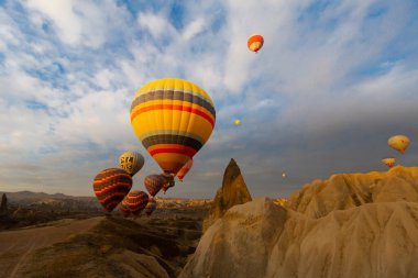 Renkli sıcak hava balonları önce denize indirmek içinde Göreme Milli Parkı, Kapadokya, Türkiye
