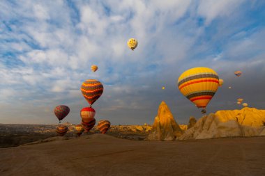Renkli sıcak hava balonları önce denize indirmek içinde Göreme Milli Parkı, Kapadokya, Türkiye