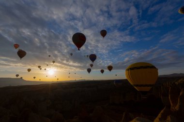 Renkli sıcak hava balonları önce denize indirmek içinde Göreme Milli Parkı, Kapadokya, Türkiye