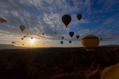 Renkli sıcak hava balonları önce denize indirmek içinde Göreme Milli Parkı, Kapadokya, Türkiye