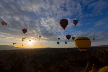 Renkli sıcak hava balonları önce denize indirmek içinde Göreme Milli Parkı, Kapadokya, Türkiye