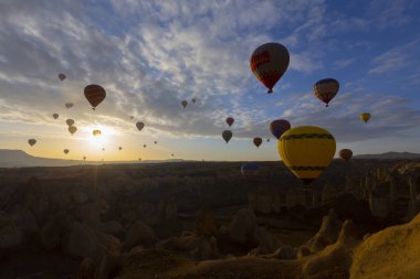 Renkli sıcak hava balonları önce denize indirmek içinde Göreme Milli Parkı, Kapadokya, Türkiye