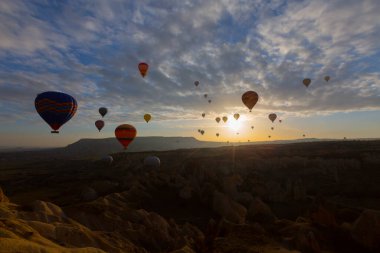 Renkli sıcak hava balonları önce denize indirmek içinde Göreme Milli Parkı, Kapadokya, Türkiye