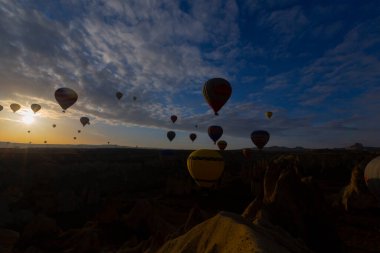 Renkli sıcak hava balonları önce denize indirmek içinde Göreme Milli Parkı, Kapadokya, Türkiye