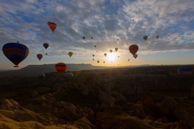 Renkli sıcak hava balonları önce denize indirmek içinde Göreme Milli Parkı, Kapadokya, Türkiye