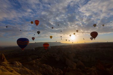 Renkli sıcak hava balonları önce denize indirmek içinde Göreme Milli Parkı, Kapadokya, Türkiye